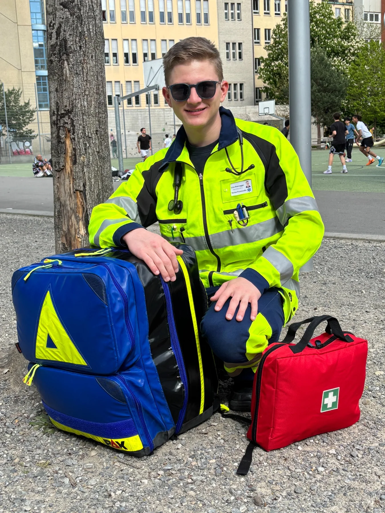 Lino mit Sanitätsrucksack und Erste-Hilfe-Tasche im Freien